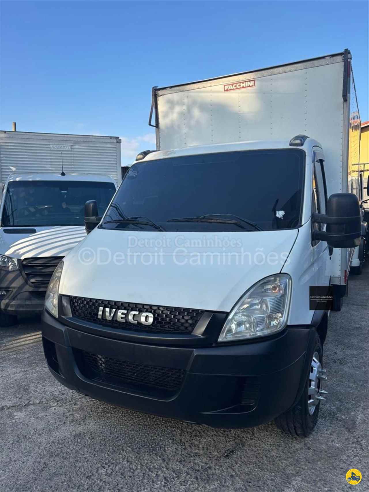 CAMINHAO IVECO DAILY 35s14 Baú Furgão 3/4 4x2 Detroit Caminhões SAO JOSE DOS CAMPOS SÃO PAULO SP